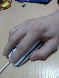 правильная посадка руки с компьютерной мышкой